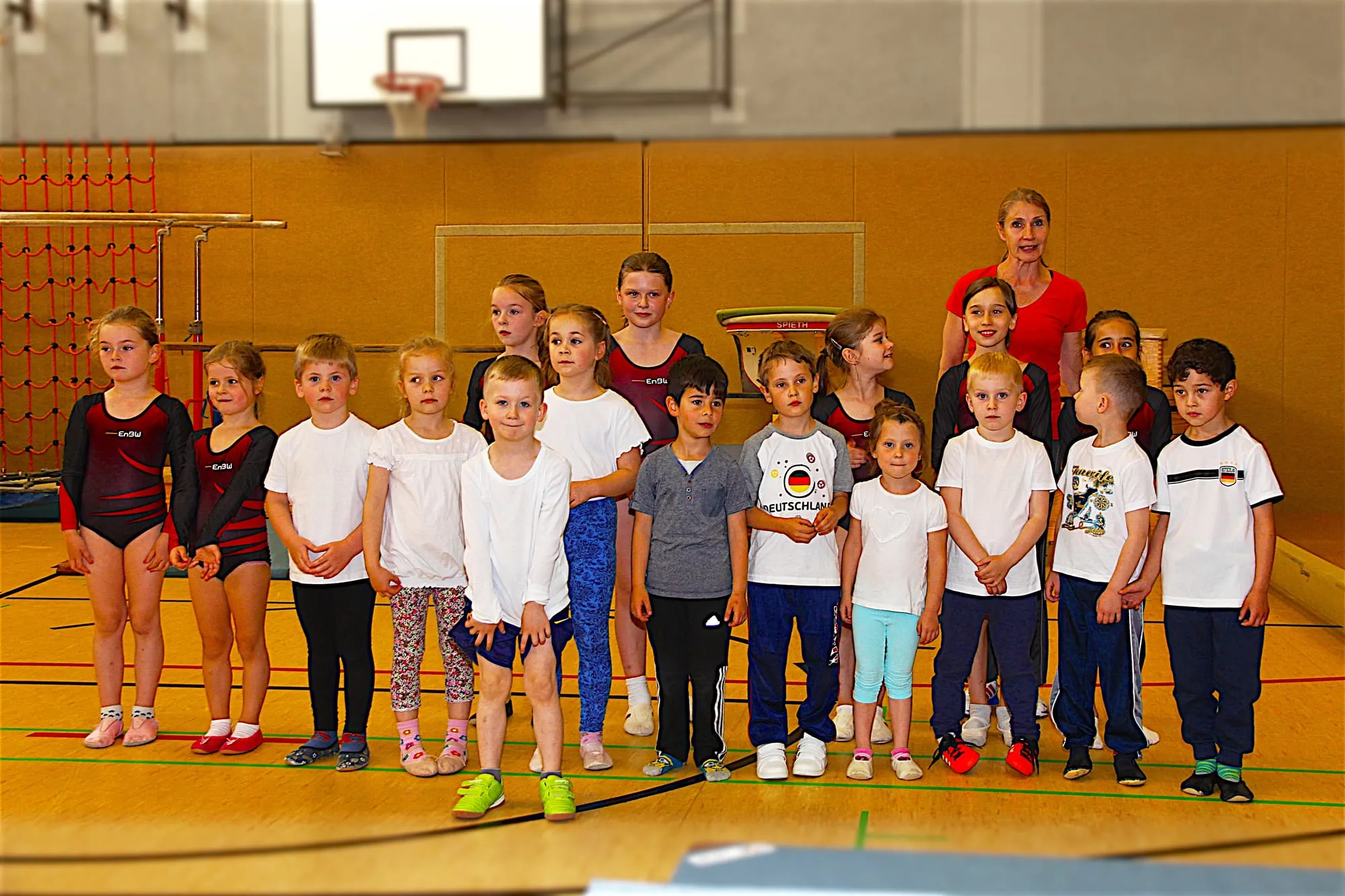 Kleinkindergruppe bis 6 Jahre und Wettkampfgruppe Turnerinnen bis 10 Jahre