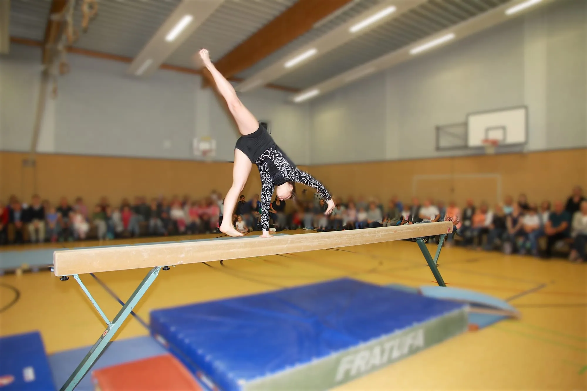 Männer und Frauen mit Reck- und Balkenshow