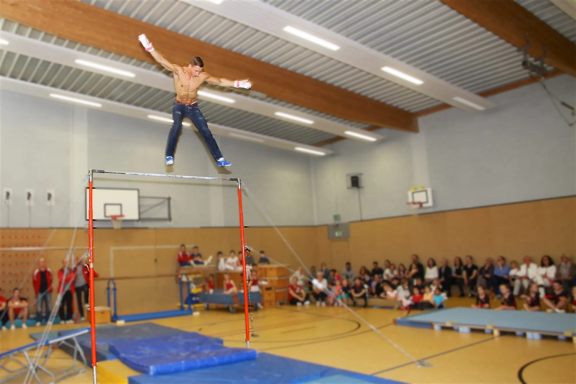 Männer und Frauen mit Reck- und Balkenshow