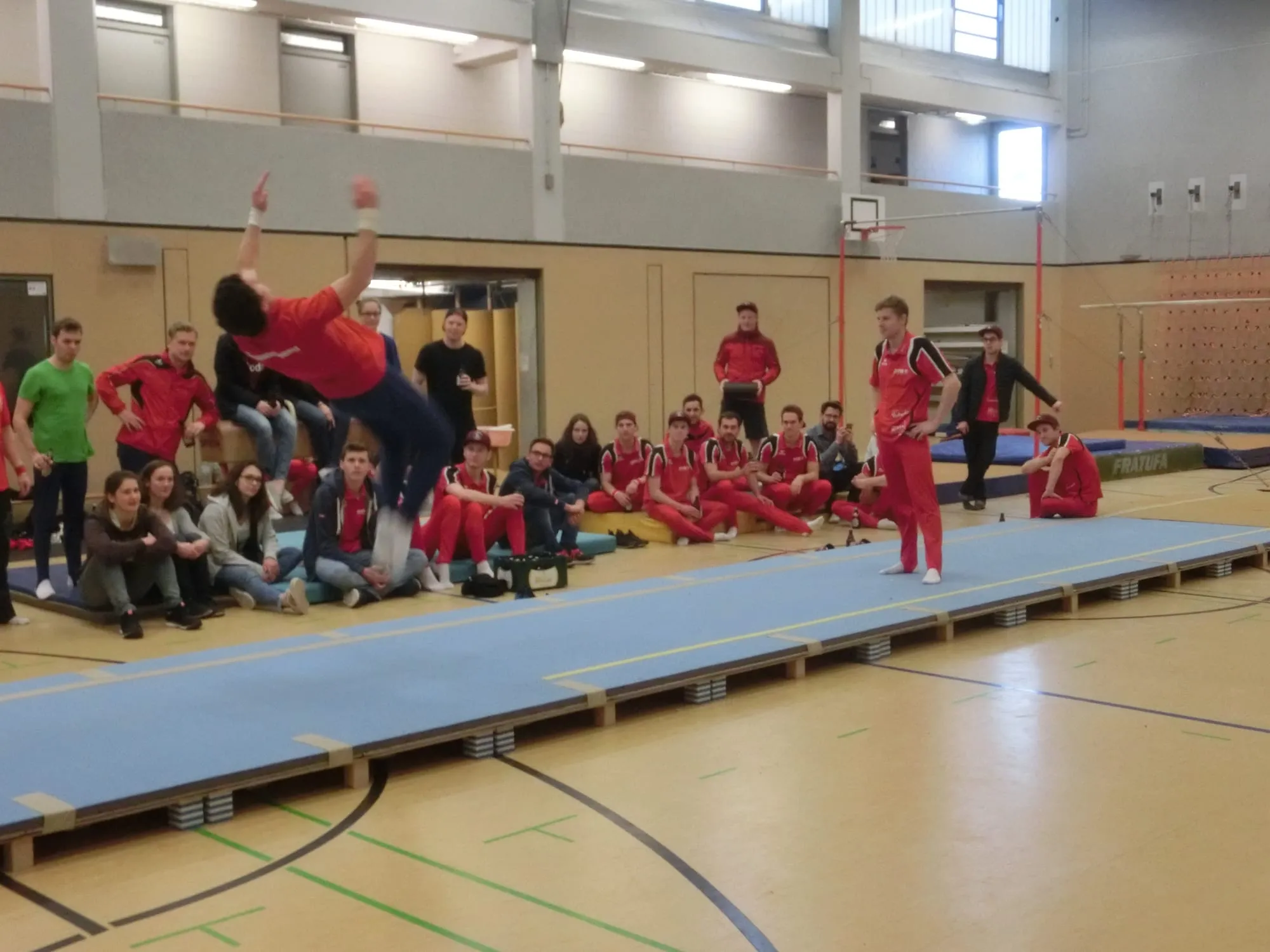 Nach Wettkampfende blieben aber die Turner von beiden Mannschaften noch weiter in der Halle und feierten stundenlang zusammen weiter.