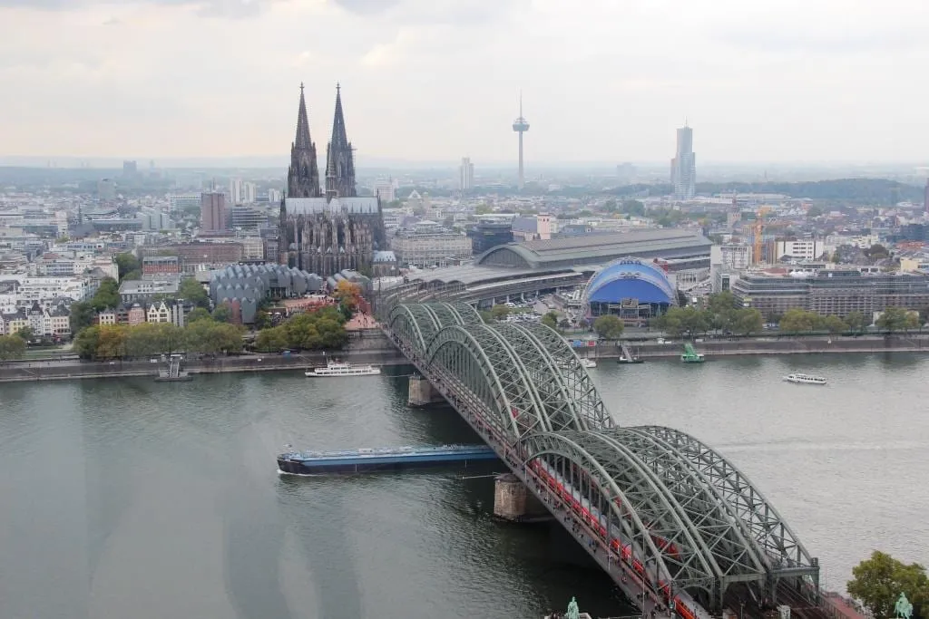 Blick von der Aussichtsplattform auf den Kölner Dom