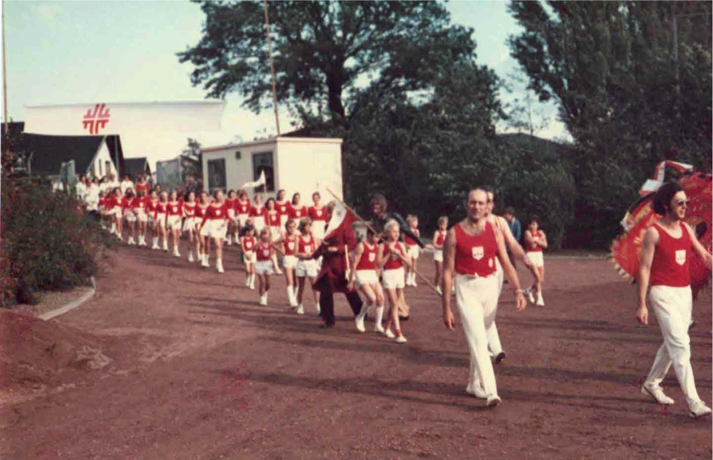 Einmarsch auf den Sportplatz 1974